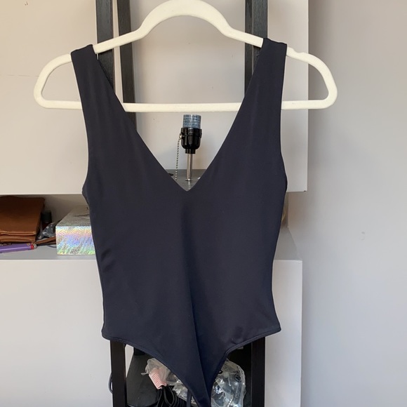 Babaton by Aritzia Contour V-Neck Bodysuit - Picture 6 of 6